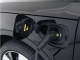コンセントタイプ3kWやウォールボックスタイプ6kWの充電器を用いてご自宅で簡単充電。一般的な家庭用200V交流充電ケーブルでは約8時間で80%まで充電!1時間あたり7~14kmを走行できる電力を充電