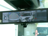 アラウンドビューを、ナビのスイッチで、ルームミラーかナビ画面かどちらかに映せます。