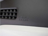 ◆助手席エアバッグ◆SRSエアバッグは、シートベルトだけでは防ぎきれない衝突時の衝撃から乗員を守るための安全装置。衝突時に瞬時に膨らみ、頭部や胸部がダッシュボードに直接衝突するのを防ぎます。