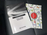 メンテナンスノート、取扱説明書です。 その車の整備記録が事細やかに記録されています。 車が生まれてから今までどのような道を歩んできたのか判るとても重要な物ですよ。