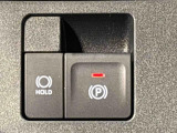 指先だけで簡単に操作が可能な電動パーキングブレーキを採用。「HOLD」スイッチを押すと、渋滞や信号待ちなどでブレーキペダルから足を離しても、ブレーキを保持するので安心です
