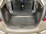 後席背もたれを倒せばちょっと大きめの荷物や長いものを積みたい時に便利です。