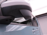 【パノラマモニター】上からの映像を表示。前後左右のカメラで合成し、運転席からの目視だけでは確認しにくい状況をリアルタイムで見晴らせます