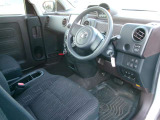 運転席の足元は広々としているので運転しやすいです!