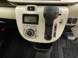 【オートエアコン】一度お好みの温度に設定すれば、車内の温度を検知し風量や温度を自動で調整。暑い&hellip;寒い&hellip;と何度もスイッチ操作をする必要はありません。快適な車内空間には必須の機能ですね