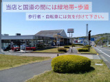 国道6号線と当店舗の間には緑地帯があります。自転車や歩行者が通りますのでお気を付けてご入場下さい。