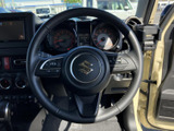 手元には複数の操作ボタンがまとまり、運転姿勢を保ちながら必要な操作を行いやすいレイアウトです。握りやすい形状で、メーター類や画面を見ながら扱えるため、日常の移動を快適にサポートします。