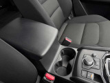 運転席と助手席の間にはドリンクホルダーと小物入れが!必要な時にさっと取り出せます◎