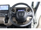 運転中もハンドルでの操作が可能です。特に高速道路等の目が離せない運転時には、便利さだけでなく、安全性も兼ね備えております。