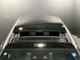 ルーフ開放時は後席への巻き込み風を防ぐ、衝立がせりだし車内環境を変えることなく開放感を得られます。