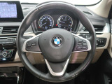 BMWのステアリングのリムは、一般的なものより少し太めにデザインされています。 これはタイヤやステアリングシャフトなどを介して伝わる路面からの入力を、しっかりと把握するためです。