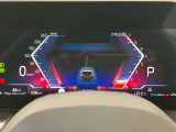 BMWのメーターパネルは選曲や、ラジオのチャンネルなども表示可能です。運転中に目線が泳ぐことなく、安全で疲れにくいです。