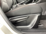 運転席にはドライバーの体型や好みに応じて前後方向だけでなく、高さの調整ができるシートリフターを装備!