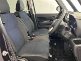 ゆったりと座れる運転席シートですのでストレスなく運転が出来ますよ!