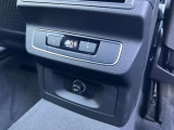 後部座席にもエアコン吹き出し口がございます。快適な車内を演出しております。