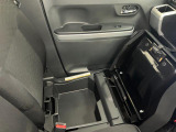 車検証などを入れておくのに便利なシートアンダーボックス