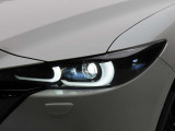 気品のある造詣のLEDヘッドライトがステキですね。前車や対向車を検知し、照射範囲を自動で調整するALHが夜間の視認性を高めます。