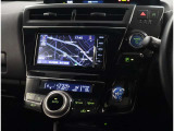 お車のキーはスマートキーです。キーを身につけた状態で車に近づき、ドアロックの解錠や施錠操作が出来ます。雨の日など両手がふさがっている時など、とっても便利ですね。