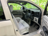明るい色合いのシートと開放的な窓まわりで、運転席まわりも見渡しやすい印象です。座面や背もたれがゆったり配置され、乗り降りの際も自然な動作でお使いいただけます。