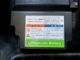 減速時の回生エネルギーを利用して発電したエネルギーを蓄え、オーディオやエアコン、ヘッドライトなどに使う事で、エンジンの負担を減らす「Sエネチャージ」搭載車両です。