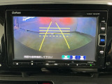 【バックカメラ】運転が苦手な方も車庫入れラクラクです!ギアをリバースに入れれば自動的に切り換わりますので、面倒な操作は不要です♪狭い駐車場もお車を傷つけず安心ですね!