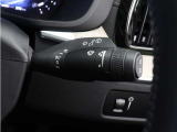 雨滴を自動感知して展開量を自動調整するレインセンスワイパーも標準搭載。突然のゲリラ豪雨や霧雨の続く中でのトンネル連続通過など、騒がしく手を動かす必要はもうありません。