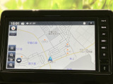 地図画面には周辺の道路や施設名が表示され、目的地までの移動をサポートします。画面脇に操作ボタンがまとまり、必要な項目を確認しながら使いやすい構成です。