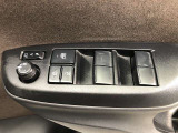 パワーウィンドのスイッチです。運転席に座りながら、助手席や後席の窓を開け閉めできるので大変便利ですよ。