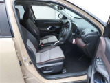 運転席に上下アジャスターがついていて、座ったままで自分にちょうどいいポジションに調整することができます。
