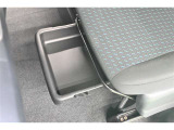 助手席下に車検証入れなどを収納できる小物入れがあります。
