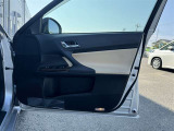 運転席ドアの内張です!使用感が少なくきれいな状態です!ドリンクホルダーや収納も備わっています!