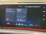 ナビの配置をセンターパネル上部に設置することにより、運転中は道路から目線を出来る限り外すことなく、安全にご覧いただけます。