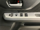 【運転席ドアスイッチ回り】パワーウィンドー[ロック機構]・電動格納式リモコンドアミラースイッチがまとまっているので操作しやすいです。