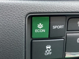 ECONモードの機能として、「燃費が良くなるアクセル制御」があります。アクセルペダルを余分に踏み込んでしまった場合でも、自動的に燃料の噴射量を抑え、エンジンの効率が良い領域で働かせるようにします。