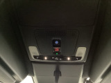 【SOSボタン】体調が悪くなったときや、事故に遭遇したとき、あおり運転にあっている時など、緊急時にボタンを押すと緊急サポートセンターにつながり、オペレーターが警察・救急への取次ぎを行います。