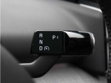 走行中にステアリングホイールの右側レバーを下方向に動かすとPilot Assistをオンにすることができます。