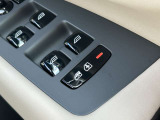 パワーチャイルドロック。ボタンを押すだけでチャイルドロックとリアウインドの操作ができなくなります。