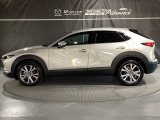 CX-30のスタイリングを特徴付けているのが、ボディ下部に取り回されたクラッディングパネルです。ボディ面を薄く見せることと、SUVらしい力強さを表現しています♪