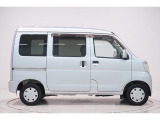 県内13店舗にて常時500台以上ダイハツ車を展示中です。見て、触って、納得のいく一台をぜひ見つけてください。