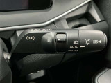 【オートライト】車のセンサーが周囲の明るさを感知し、自動でヘッドライトを点灯・消灯する機能です。この機能は夕暮れ時の交通事故が多い時間帯の安全性を高めてくれます。
