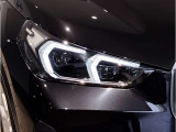 【LEDヘッドライト】先進のLEDテクノロジーを採用。放射される白色光の周波特性は太陽光に近く、バイキセノン・ヘッドライトを上回るコントラストで更に明るく輝きます!