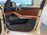 BMWの剛性感ならではの、重厚感あるドアの開閉音をぜひご体感ください。