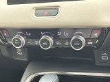 一年じゅう快適なドライブをお楽しみいただけるオートエアコンを装備。フロントコンソールアッパートレイとUSB端子。スマートフォンなどの充電やオーディオとの接続に便利です