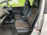 運転席まわりを見渡しやすく、前方の視界も確保された室内です。シートには身体を支える形状が見られ、落ち着いた色合いと合わせてくつろげる空間です。