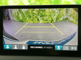 画面には車両後方の様子と目安となるガイド線が表示され、駐車時に周囲を確認する際に役立ちます。画面表示を参考にしながら、落ち着いて車庫入れを進められます。