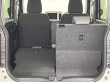 【リヤシートアレンジ】リヤシートは左右独立式。片方だけ倒す事で3人乗車で長い荷物が積めます。
