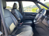 前席と後席が並ぶ車内は、乗り降りの際にもゆとりを感じられる空間です。窓から光が入り、座席まわりも見渡しやすいため、ご家族や同乗者と快適にお過ごしいただけます。