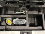 ラゲージの下にはジャッキや応急パンク修理セットが備わっています