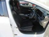 運転席には、シートリフターが付いております☆ 前後のスライドに加えシートの高さも変更出来ますので小柄な女性の方でも運転し易いポジションを取れます♪