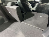 リアシート分割可倒式なので人も座れて荷物も積めます